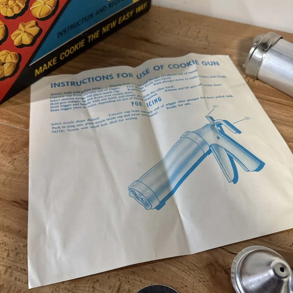 Vintage Cookie & Icing Gun Decorator 7 Discs & 3 Icing Tips Overseas Housewares